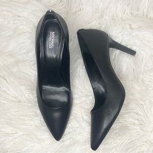 MICHAEL KORS BLACK LEATHER HEELS | Size: 9.5
